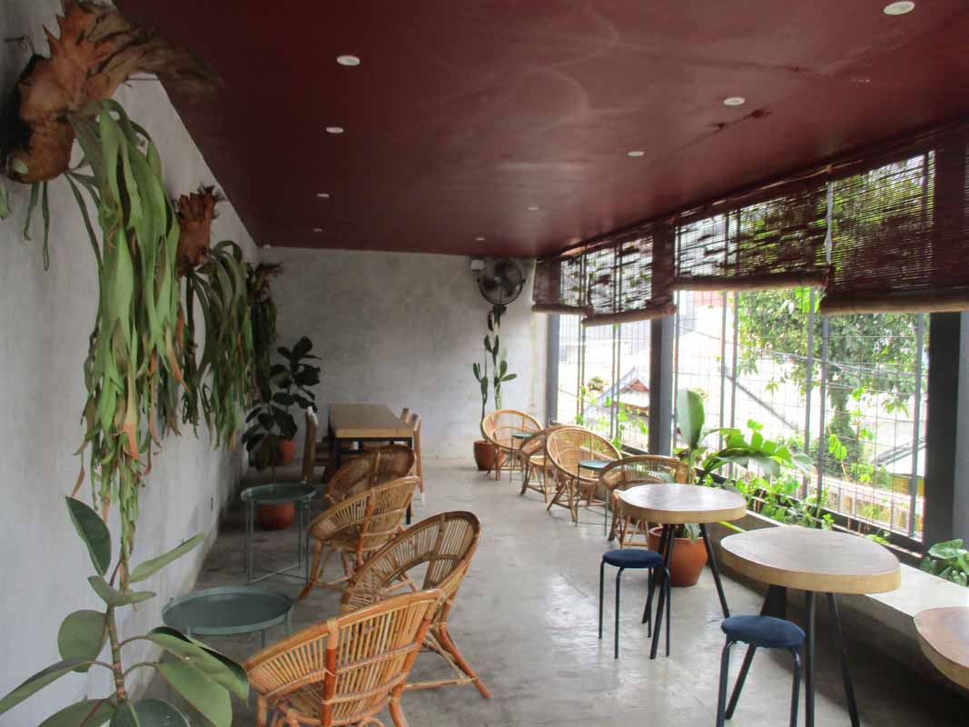 Suasana di lantai dua Kini & Nanti Kopi